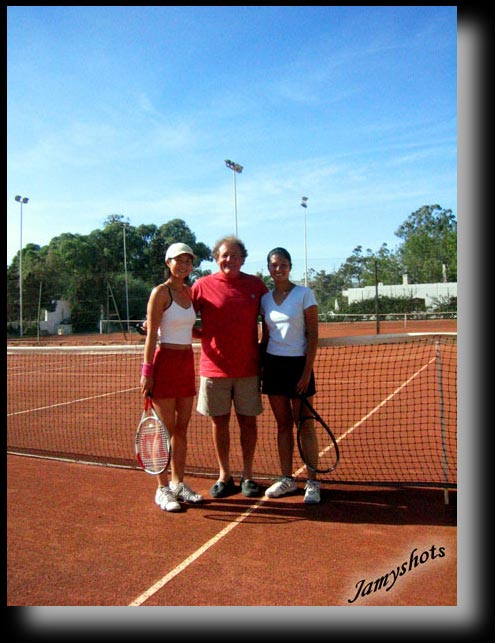 Deux finalistes et l'arbitre