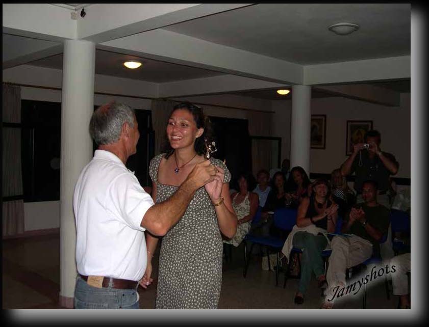 Dominique remet la coupe  Carole