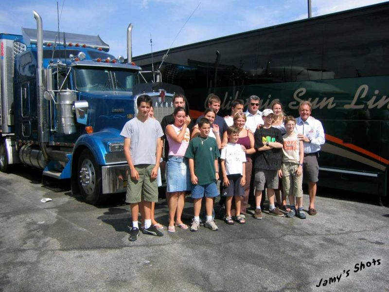 Un charmant groupe de jeunes globetrotters