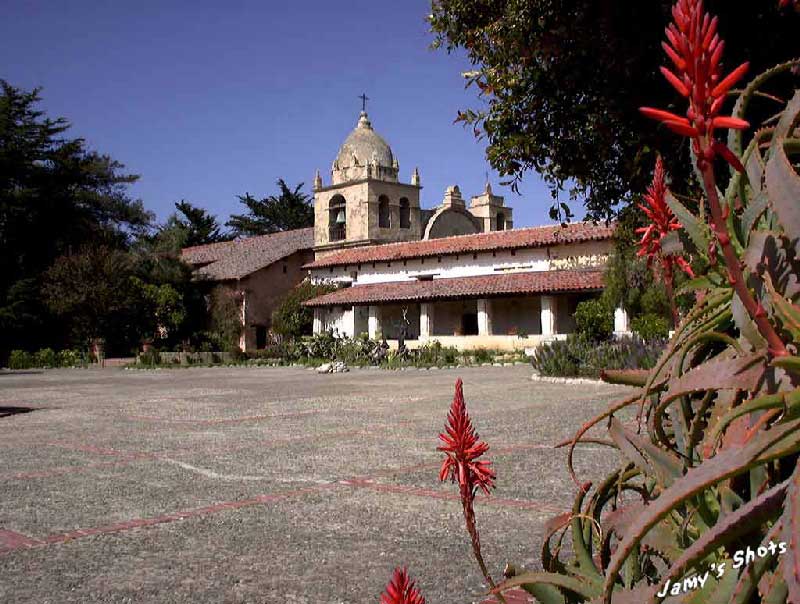 La cour de la Mission de Carmel.