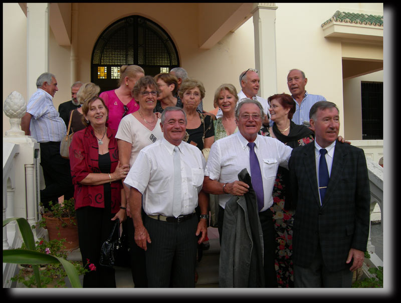 Sur les marches du Consulat de France