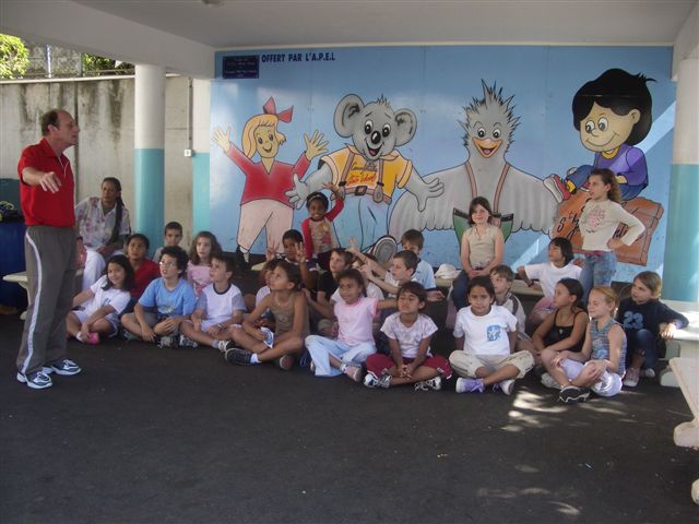 Devant le mur de l'cole.