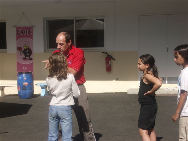 Avec le maitre de gymnastique.