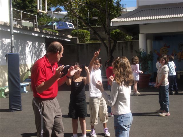 Avec le maitre de gymnastique.