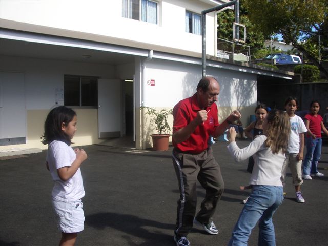 Avec le maitre de gymnastique.