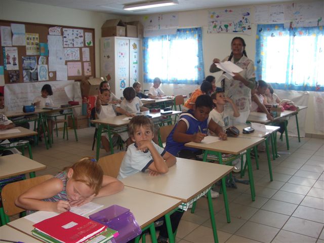 Notre maitresse et sa classe.