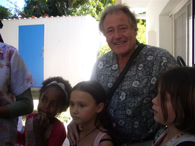 Papi Jamy est venu m'attendre  la sortie.