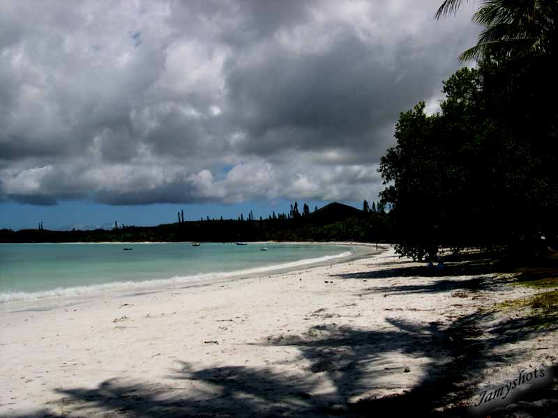 Arive sur l'ile dans la baie de Kuto