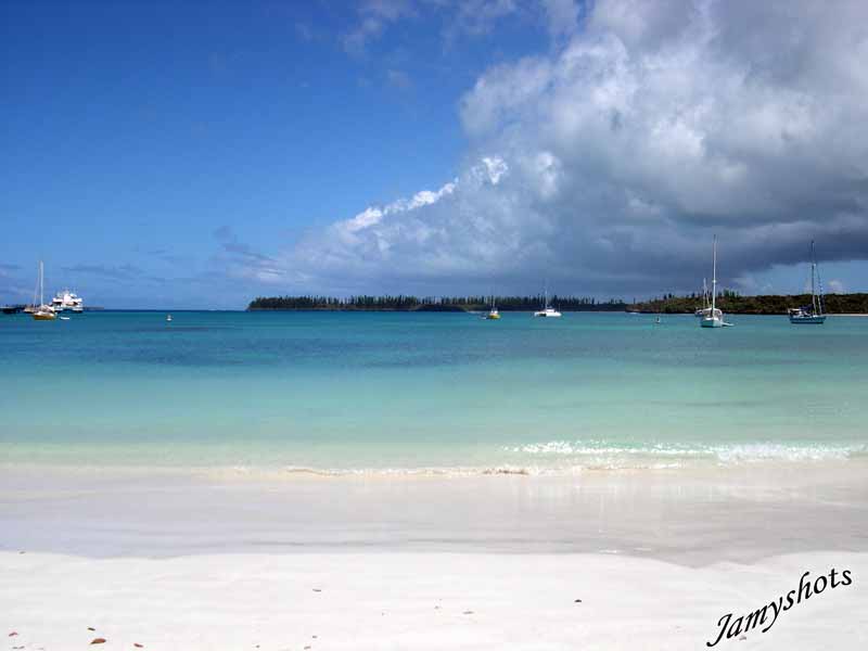 Sable de farine et eaux turquoises de Kuto