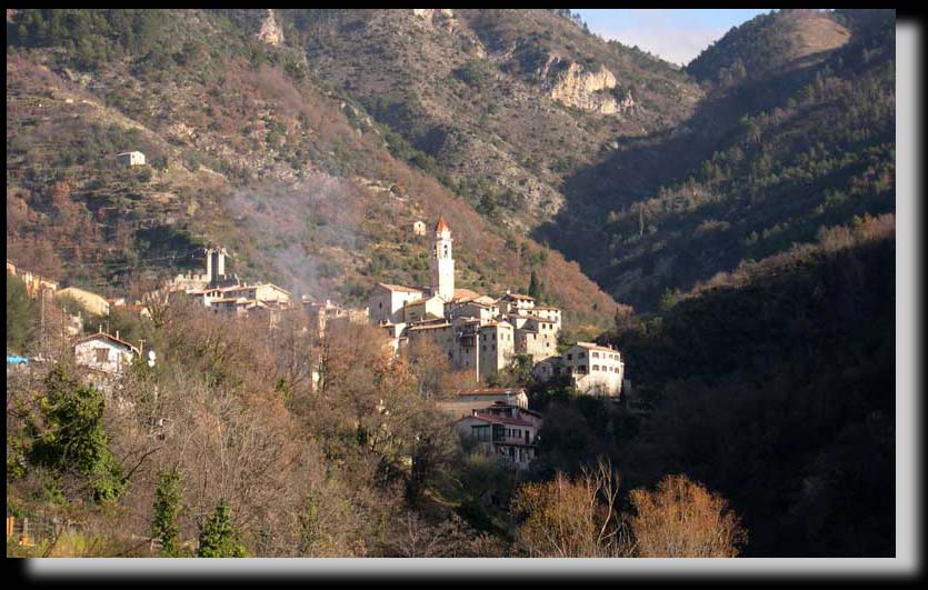 Le village de Luceram vue du paillon