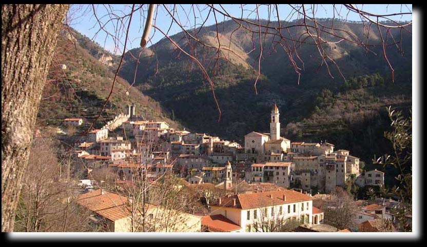 Luceram  la sortie du village.