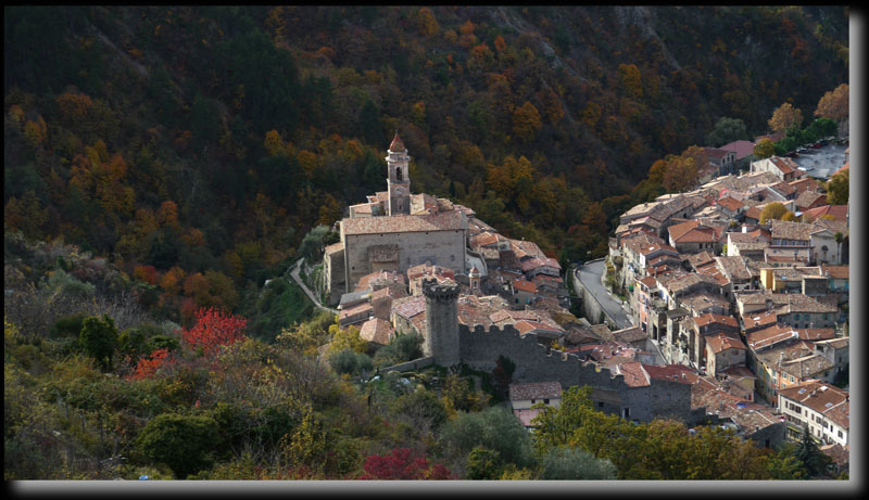 L'glise et la tour. Vue du sentier de randonne du Col de l'Orme