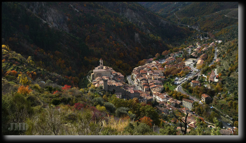 Luceram dans un cocon d'automne.