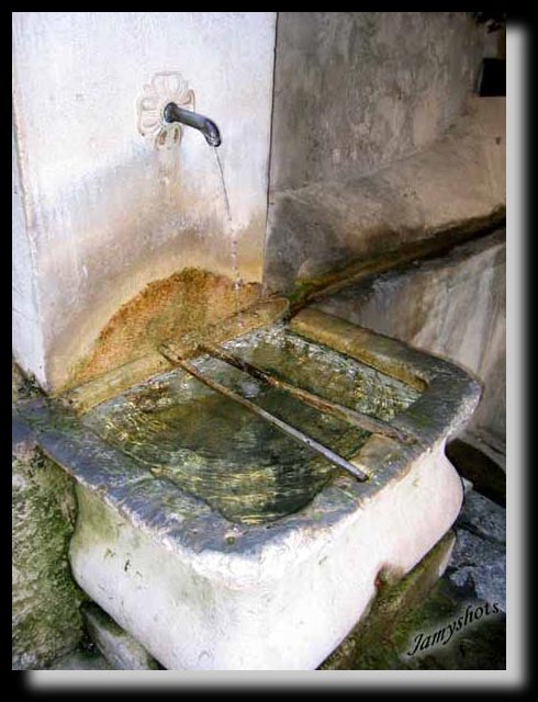 Dtail de la fontaine du lavoir de l'glise