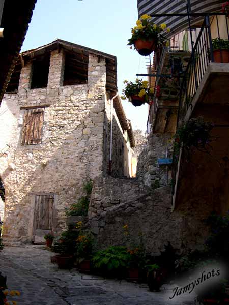 Monte vers la tour fendue