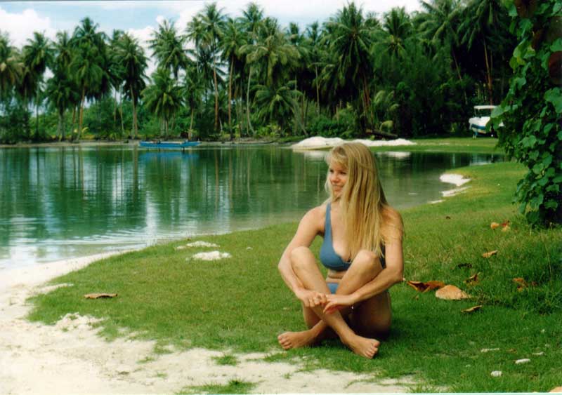 Manuela sur fond de cocoteraie