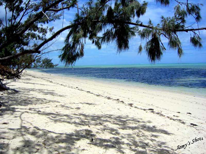 Plage dserte de Po sur la cote Ouest de la Nouvelle Caldonie.