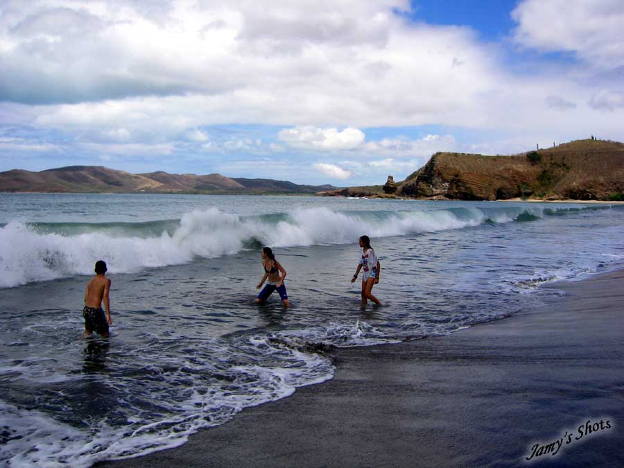Fanny, Margot et Florian sur la plage de bourail.