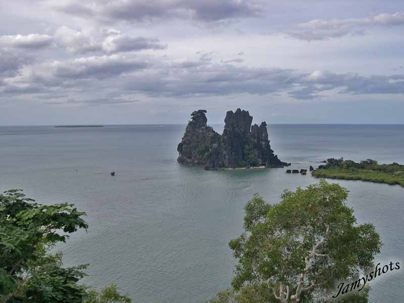 Hienghne, la poule couveuse