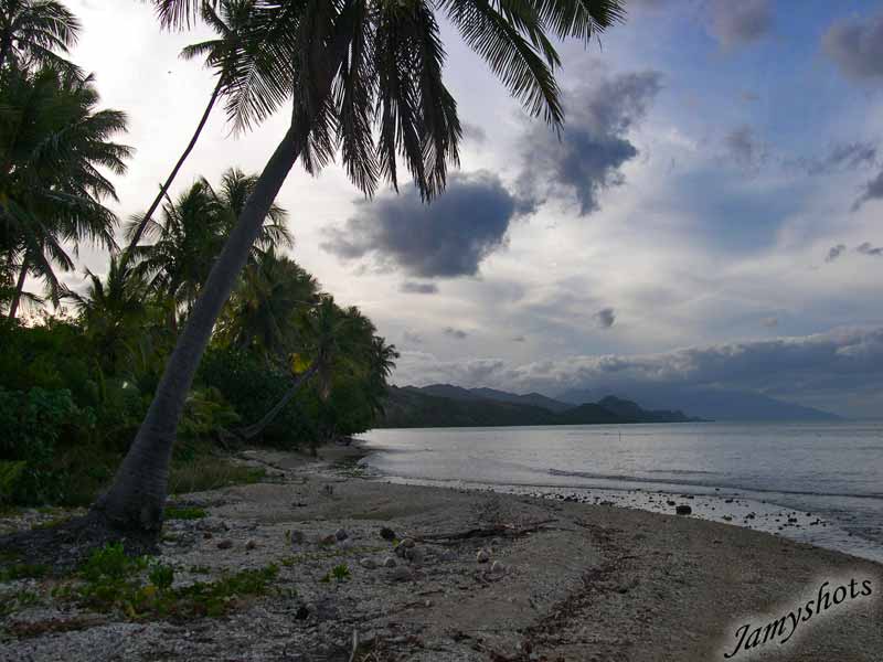 Plage au Sud de Hienghne.