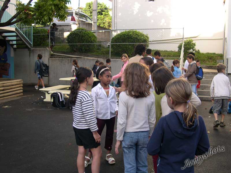Dans la cour de l'cole Saint Jean-Baptiste