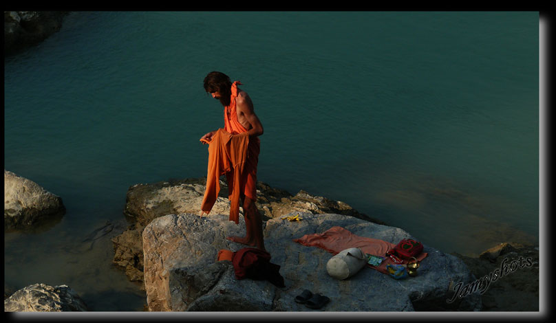 Purification du grand Gourou sur le Gange à Rishikesh