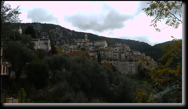 Arrive au pieds du village