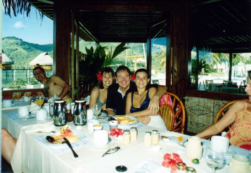 Sverine, Caroline et jamy au petit djeuner