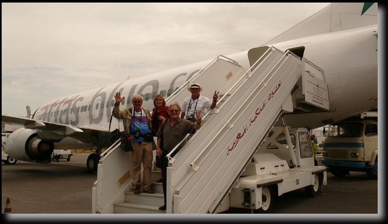 Au bas de la passerrelle d'Atlas Blue