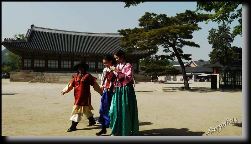 Jeunes filles en habit traditionnel