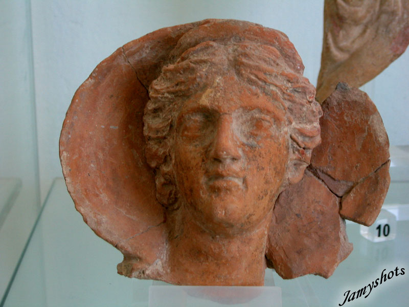 Jeune fille Sicilienne en terre. Muse de Carthage.