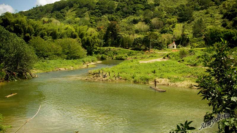 Enfants navigant en pirogue sur la rivire de La ma