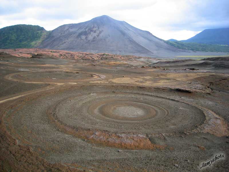 Arrive dans la plaine des scories au pied du volcan Yasur
